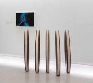 منظر تثبيتي لعمل «دائرة لا تهدأ» للفنانة أفراء الظاهري، 2025، في مؤسسة الشارقة للفنون