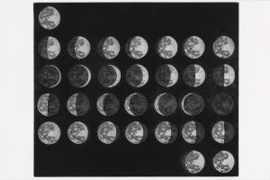 عمل «چاند» لعلي كاظم، 2025، في معرض «عوالم الأردية» بمؤسسة إيشارا للفنون