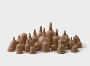 «أشياء نذرية بلا عنوان» لعلي كاظم، 2022، منحوتات تجمع الروحانية والذاكرة الجسدية